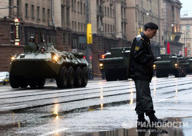 Проход военной техники на репетицию парада Победы на Красной Площади Проход военной техники на репетицию парада Победы на Красной Площади