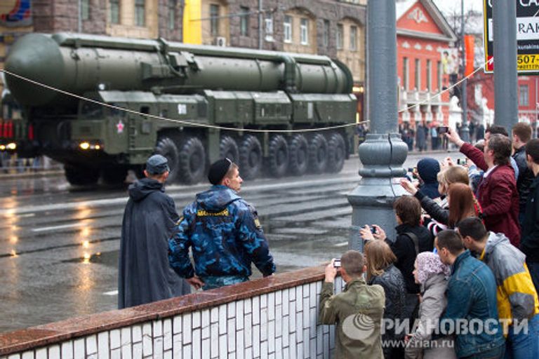 Проход военной техники на репетицию парада Победы на Красной Площади Проход военной техники на репетицию парада Победы на Красной Площади