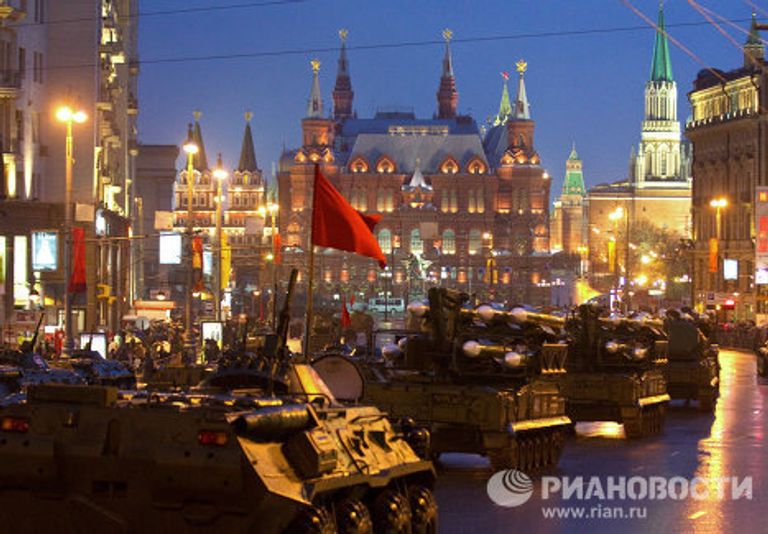 Проход военной техники на репетицию парада Победы на Красной Площади Проход военной техники на репетицию парада Победы на Красной Площади