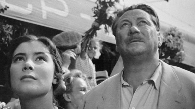 Актриса Татьяна Самойлова в роли Вероники, Василий Меркурьев в роли отца Бориса в художественном фильме Летят журавли. Архивное фото