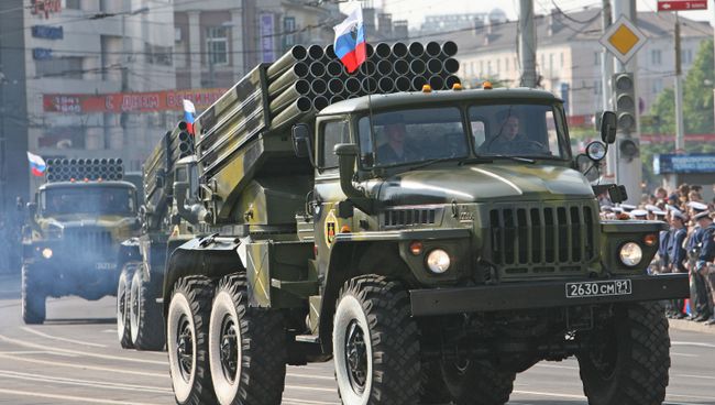Система залпового огня Град на площади Победы в Калининграде на параде. Архив