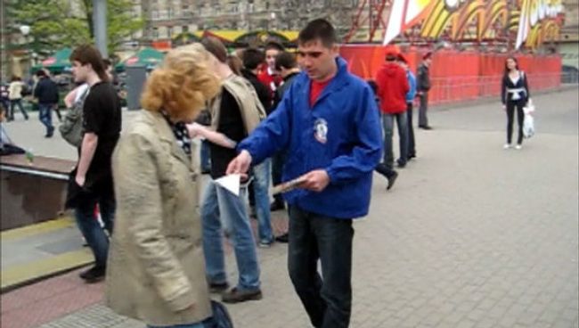 В рамках акции Выбери жизнь москвичам раздали письма-пилотки В рамках акции Выбери жизнь москвичам раздали письма-пилотки