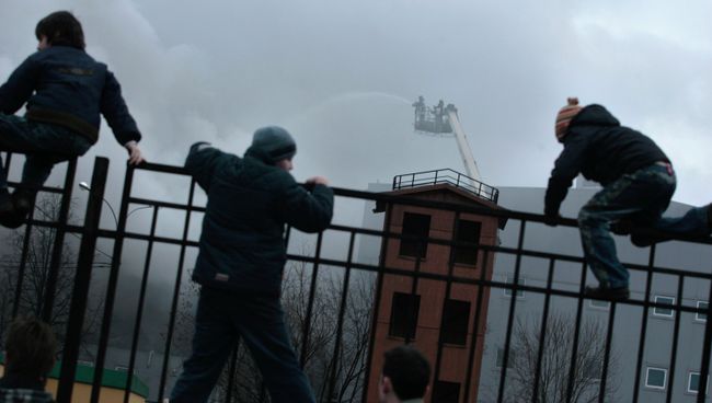 Дети лезут через забор. Архив Дети лезут через забор. Архив
