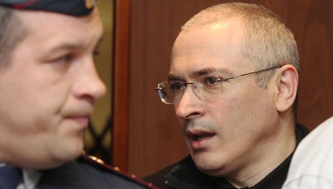 Экс-глава ЮКОСа Михаил Ходорковский (справа) в зале заседаний Московского городского суда Экс-глава ЮКОСа Михаил Ходорковский (справа) в зале заседаний Московского городского суда