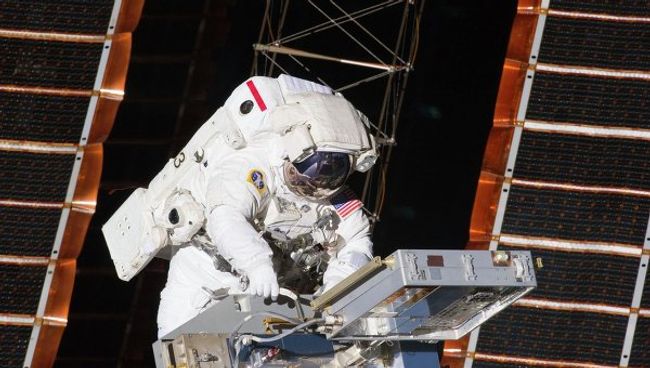 Выход астронавтов NASA в открытый космос Выход астронавтов NASA в открытый космос