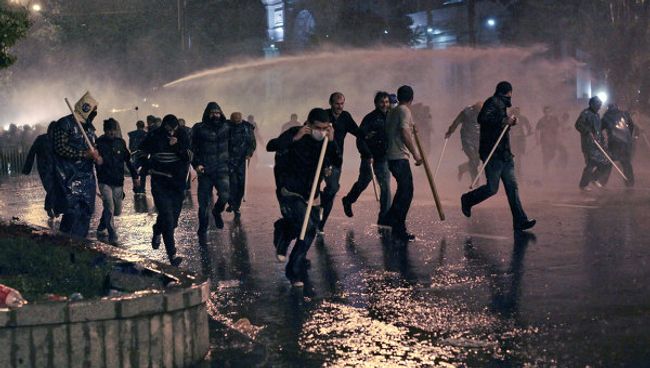 Разгон митинга оппозиции на проспекте Руставели в Тбилиси
