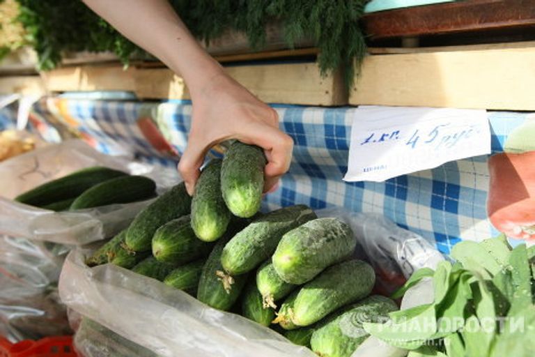 Продажа овощей на рынке 