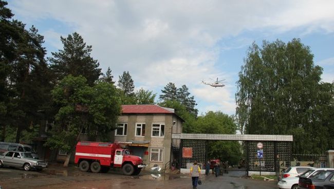 Вертолеты сбрасывают воду на разрушенные склады арсенала в Удмуртии
