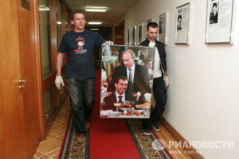 Редакция газеты Известия покидает здание на Пушкинской площади Редакция газеты Известия покидает здание на Пушкинской площади