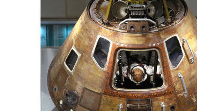 Аполлон-10 (Apollo 10) — пилотируемый космический корабль, совершивший последний (перед выполнением основной задачи) испытательный полет к Луне. Экспонат Science Museum Аполлон-10 (Apollo 10) — пилотируемый космический корабль, совершивший последний (перед выполнением основной задачи) испытательный полет к Луне. Экспонат Science Museum