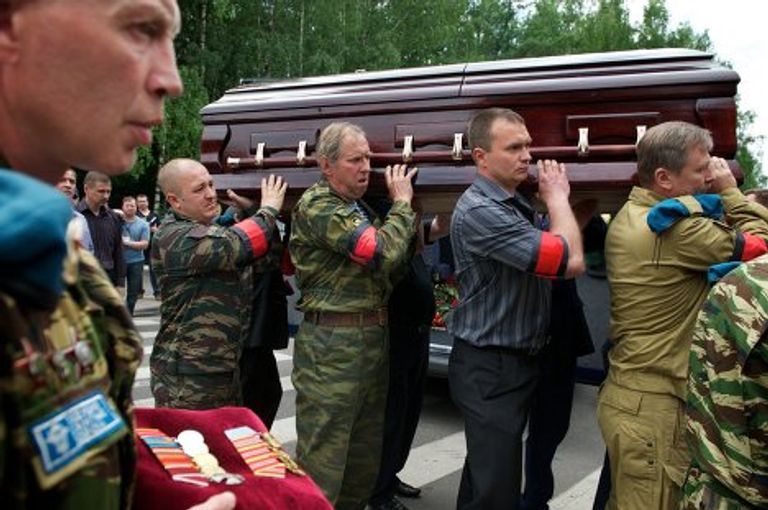 Военнослужащие несут гроб с телом бывшего полковника Юрия Буданова на Новолужинском кладбище в подмосковных Химках Военнослужащие несут гроб с телом бывшего полковника Юрия Буданова на Новолужинском кладбище в подмосковных Химках