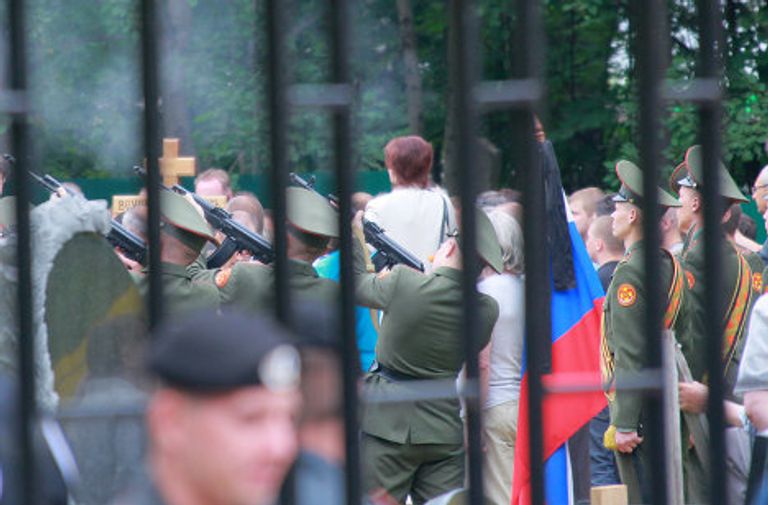 На церемонии похорон военнослужащие дали три оружейных залпа На церемонии похорон военнослужащие дали три оружейных залпа