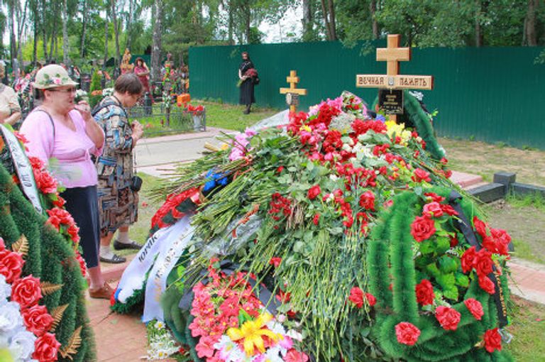 Похороны бывшего полковника Юрия Буданова на Новолужинском кладбище в подмосковных Химках Похороны бывшего полковника Юрия Буданова на Новолужинском кладбище в подмосковных Химках