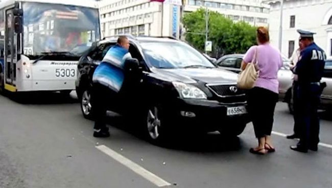 Две иномарки столкнулись на Садовом кольце и заблокировали троллейбусы