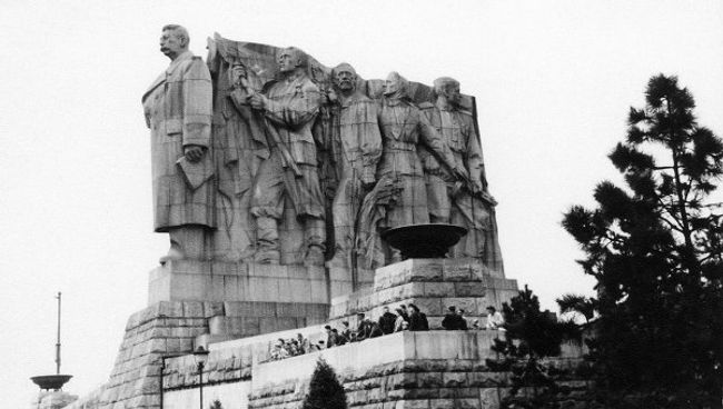Памятник И.В.Сталину в Праге. Архивное фото Памятник И.В.Сталину в Праге. Архивное фото