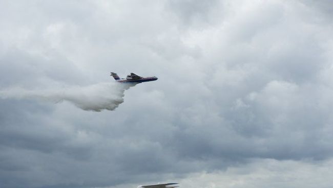 Российский самолет-амфибия Бе-200 осуществляет сброс воды в ходе демонстрационного полета. Архив