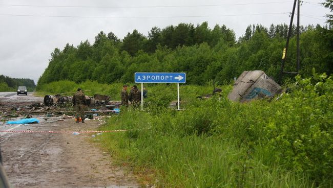 В районе карельского поселка Бесовец, на автомобильную трассу, упал пассажирский самолет ТУ-134