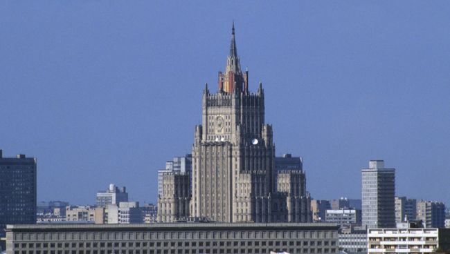 Вид на здание МИД РФ на Смоленской площади в Москве Вид на здание МИД РФ на Смоленской площади в Москве