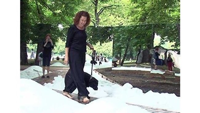 Посетители парка имени Горького играют в снежки в разгар лета 