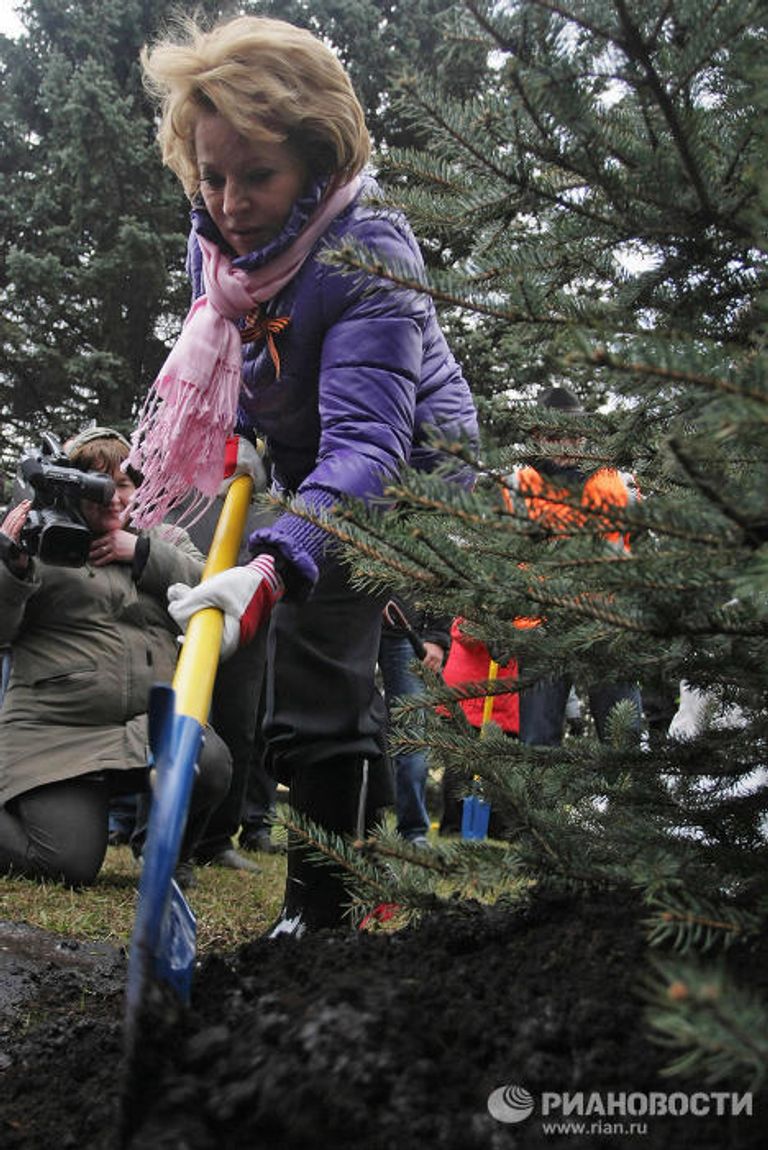 Губернатор Санкт-Петербурга Валентина Матвиенко во время общегородского субботника Губернатор Санкт-Петербурга Валентина Матвиенко во время общегородского субботника