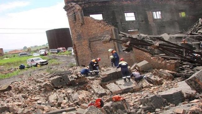 Спасатели разбирают завалы на месте обрушения стены во Владивостоке Спасатели разбирают завалы на месте обрушения стены во Владивостоке