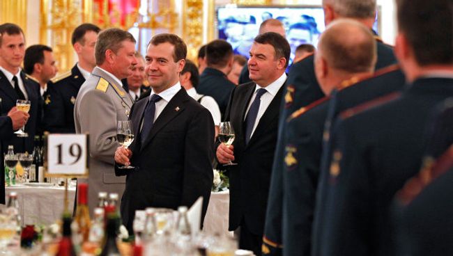 Президент РФ Д.Медведев поздравил в Кремле выпускников военных вузов с завершением учебы Президент РФ Д.Медведев поздравил в Кремле выпускников военных вузов с завершением учебы
