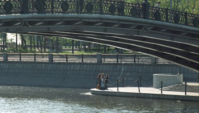 Мост через реку Яузу. Архивное фото Мост через реку Яузу. Архивное фото