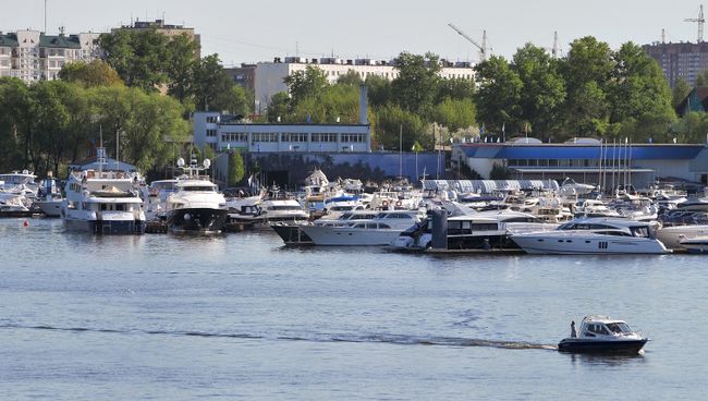 Причал для яхт на канале имени Москвы