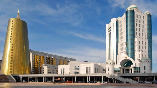 Здание парламента Республики Казахстан (справа). Архивное фото Здание парламента Республики Казахстан (справа). Архивное фото