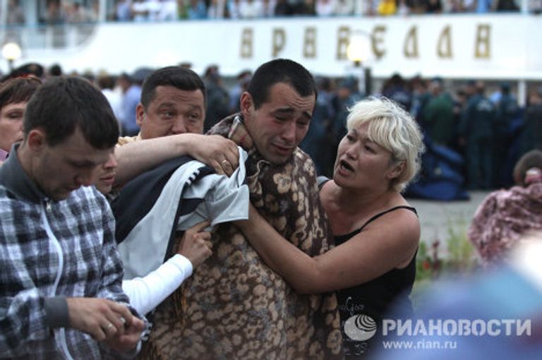 Теплоход Арабелла доставил в порт Казани 76 пострадавших