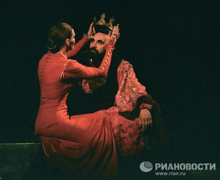 Сцена из спектакля Макбет по одноименной трагедии Шекспира Сцена из спектакля Макбет по одноименной трагедии Шекспира