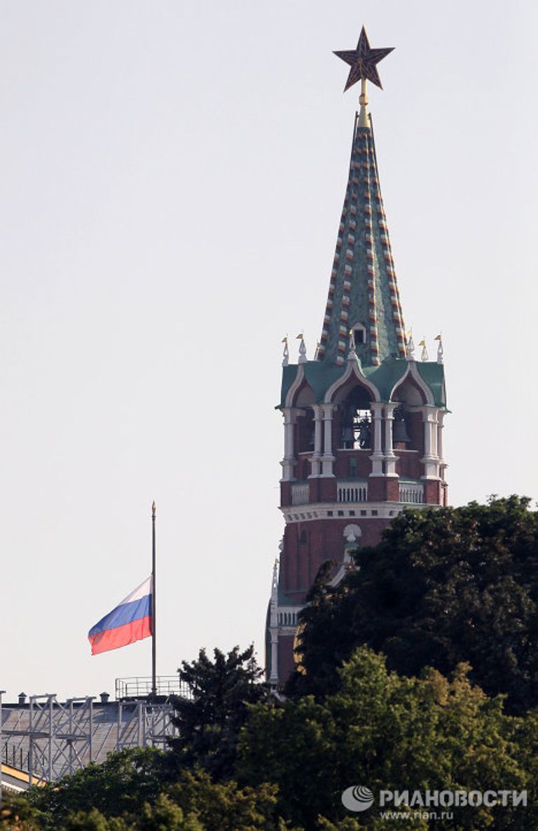 Приспущен штандарт президента РФ и российский флаг в Кремле Приспущен штандарт президента РФ и российский флаг в Кремле