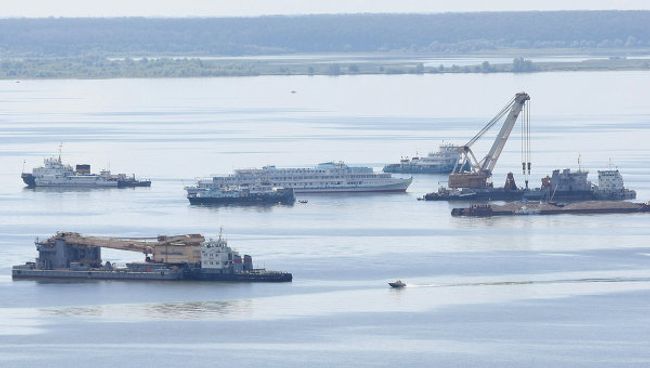 Два плавучих крана готовятся начать подъем теплохода Булгария Два плавучих крана готовятся начать подъем теплохода Булгария