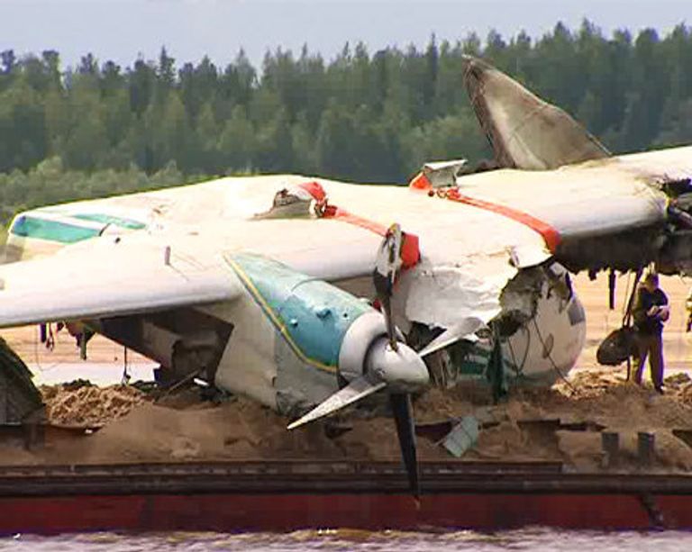 Самолет АН-24, совершивший аварийную посадку на Оби, подняли из реки Самолет АН-24, совершивший аварийную посадку на Оби, подняли из реки