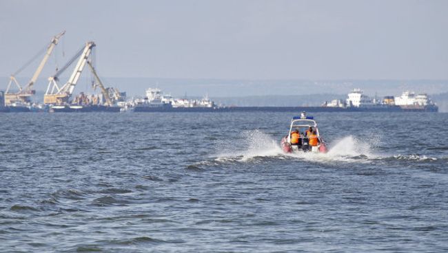Подготовка к подъему затонувшего теплохода Булгария на Куйбышевском водохранилище Подготовка к подъему затонувшего теплохода Булгария на Куйбышевском водохранилище