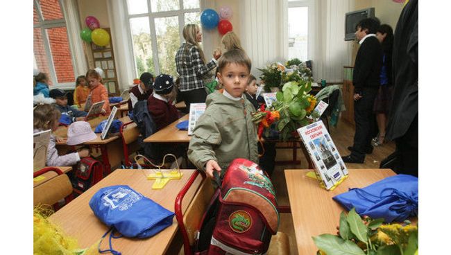 Первоклассники на первом уроке Первоклассники на первом уроке