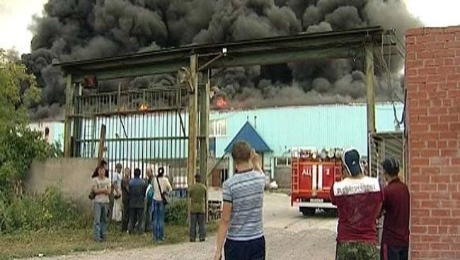 Взрывающиеся баллоны мешали бороться с огнем на складах Новосибирска Взрывающиеся баллоны мешали бороться с огнем на складах Новосибирска