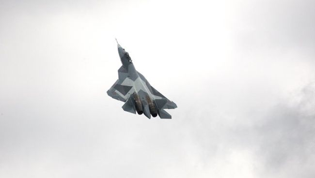 Испытания нового боевого самолета пятого поколения Т-50 разработки компании Сухой