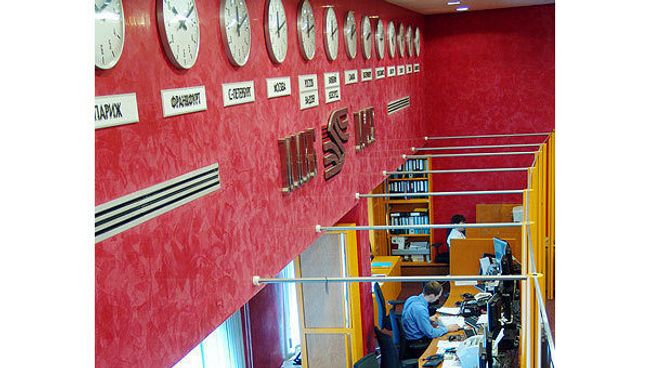 ММВБ открыла торги пятницы символическим снижением индекса - на 0,03%