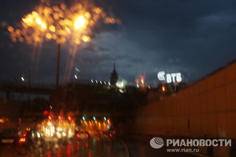Автомобили на Ленинградском проспекте во время сильной грозы Автомобили на Ленинградском проспекте во время сильной грозы