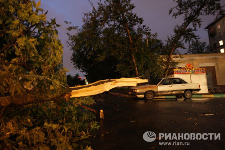 Последствия сильной грозы со шквалистым ветром в Москве Последствия сильной грозы со шквалистым ветром в Москве
