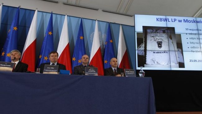 Комиссия по расследованию катастрофы самолета польского президента под Смоленском в Варшаве, архивное фото Комиссия по расследованию катастрофы самолета польского президента под Смоленском в Варшаве, архивное фото