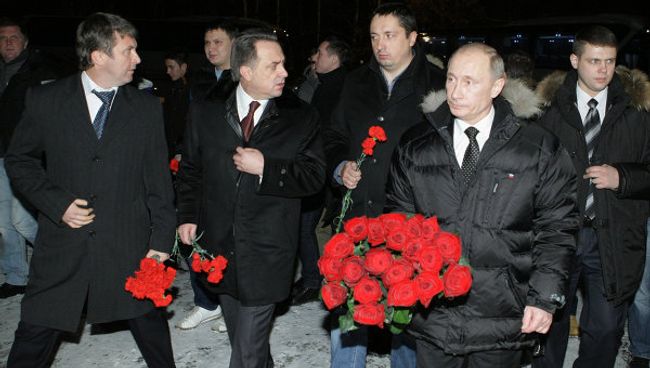 Премьер-министр РФ Владимир Путин возложил цветы к могиле болельщика Спартака Егора Свиридова Премьер-министр РФ Владимир Путин возложил цветы к могиле болельщика Спартака Егора Свиридова