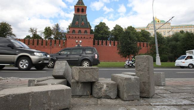 На Кремлевской набережной в Москве перекладывают плитку