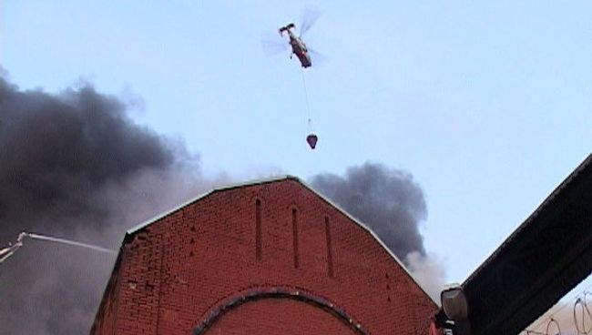 Пожар на складе в центре Москвы тушат с помощью вертолетов Пожар на складе в центре Москвы тушат с помощью вертолетов