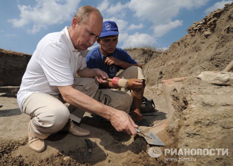 Посещение В.Путиным археологических раскопок древней Фанагории на Таманском полуострове Посещение В.Путиным археологических раскопок древней Фанагории на Таманском полуострове