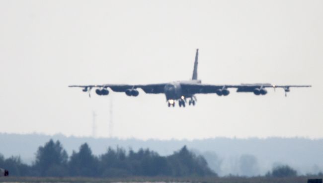Бомбардировщик B-52 в воздухе. Архивное фото Бомбардировщик B-52 в воздухе. Архивное фото