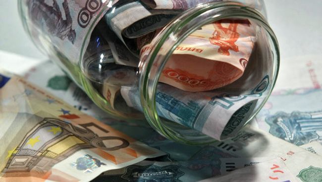 Рубль вырос в начале дня на 4 коп к доллару и упал на 10 коп к евро Рубль вырос в начале дня на 4 коп к доллару и упал на 10 коп к евро