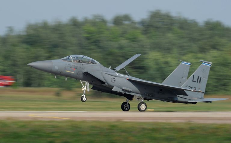 Американский всепогодный тактический истребитель McDonnell Douglas F-15 Eagle Американский всепогодный тактический истребитель McDonnell Douglas F-15 Eagle
