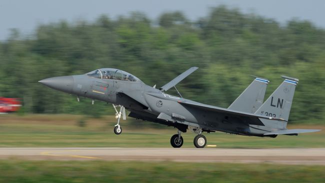 Американский истребитель F-15. Архивное фото Американский истребитель F-15. Архивное фото